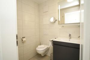 Et badeværelse på Rex Rugia FeWo15-4 mit Schwimmbad und Saunanutzung im AHOI-Erlebnisbad Sellin + 20 billeder