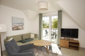 Et tv og/eller underholdning på Rex Rugia FeWo15-6 mit Schwimmbad und Saunanutzung im AHOI-Erlebnisbad Sellin