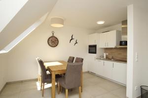 Køkken eller tekøkken på Rex Rugia FeWo15-6 mit Schwimmbad und Saunanutzung im AHOI-Erlebnisbad Sellin