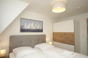 En eller flere senge i et værelse på Rex Rugia FeWo15-6 mit Schwimmbad und Saunanutzung im AHOI-Erlebnisbad Sellin + 20 billeder