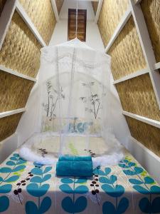 ein Dachzimmer mit einem Bett mit Himmelbett in der Unterkunft Happy Monkey Hostel in El Nido + 14 Fotos