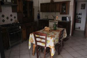 Køkken eller tekøkken på La Casa nel Sole Poggio Bustone + 8 billeder