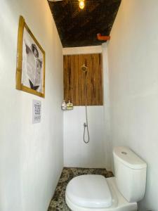 Ένα μπάνιο στο Happy Monkey Hostel