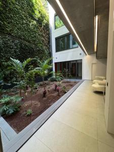 Un pasillo vacío con jardín en un edificio. en Oasis Pavia 15, en Las Palmas de Gran Canaria