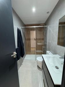 Un baño con ducha, inodoro y lavabo. en Oasis Pavia 15, en Las Palmas de Gran Canaria 35 fotos más