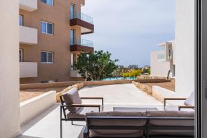 Un balcón o terraza de Elegant villa with pool view