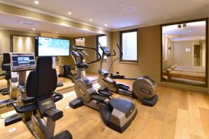 The fitness centre and/or fitness facilities at Monbijou Hotel