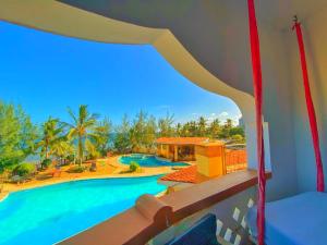 Shanzu Oceanline Apartments and Suites في مومباسا: اطلالة المسبح من شرفة المنتجع