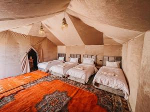 Postel nebo postele na pokoji v ubytování Eco Merzouga luxury Camp