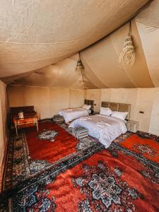 Postel nebo postele na pokoji v ubytování Eco Merzouga luxury Camp