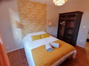 sypialnia z łóżkiem i dwoma ręcznikami na nim w obiekcie Gîte L'Encantada w mieście Vic-Fezensac +5 zdjęć