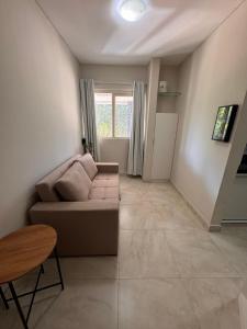 un soggiorno con un divano e un tavolo di Flat Cln 216 Asa Norte By CentoEdez a Brasilia