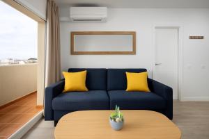 Część wypoczynkowa w obiekcie BenalBeach Premium Apartments by Alfresco Stays