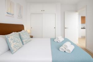 Łóżko lub łóżka w pokoju w obiekcie BenalBeach Premium Apartments by Alfresco Stays