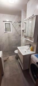 Kúpeľňa v ubytovaní Apartman SARA GALILEO BLIZU PLAZE