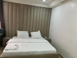 Postel nebo postele na pokoji v ubytování Serviced Apartment Direct