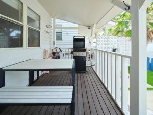 a porch with a picnic table and a grill at Surf and Turf Ichinomiya West - 九十九里 サーフアンドターフ一宮ウエスト in Ichinomiya