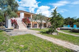 une villa avec piscine et une maison dans l'établissement La Vela Arancione, à Orosei