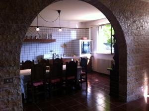 an archway in a kitchen with a table and chairs at B&B Da Lucia in Fabriano