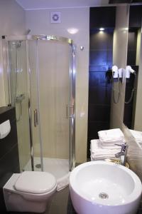 クフィジンにあるWiniarniaのバスルーム(シャワー、洗面台、トイレ付)