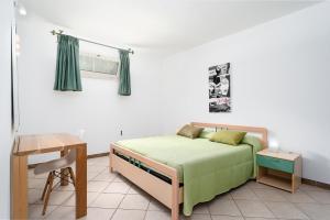 - une chambre avec un lit, une table et un bureau dans l'établissement La Vela Arancione, à Orosei 23 autres photos