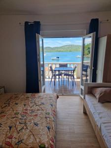 Postel nebo postele na pokoji v ubytování Nada Seaside Apartments Pirovac