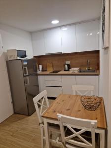 Kuchyň nebo kuchyňský kout v ubytování Nada Seaside Apartments Pirovac