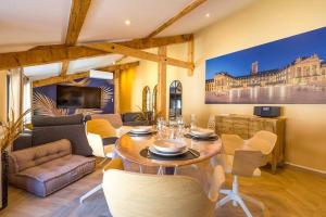 ein Wohnzimmer mit Tisch und Stühlen in der Unterkunft L'Echappée Ducale in Dijon