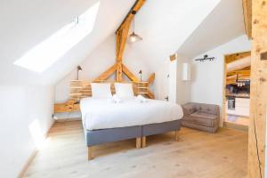 ein Schlafzimmer mit einem großen Bett im Dachgeschoss in der Unterkunft L'Echappée Ducale in Dijon