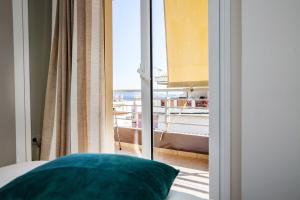 ラヴリオにあるSuites Rania 2の海が見える窓のある寝室