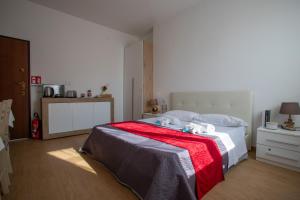 a bedroom with a bed with towels on it at Blue's Place - Vicino Stazione Chiasso in Como