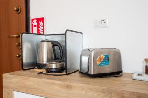 a toaster and toaster sitting on a counter at Blue's Place - Vicino Stazione Chiasso in Como