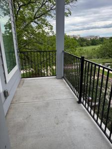 Un balcón o terraza en Leander Gem Near Austin