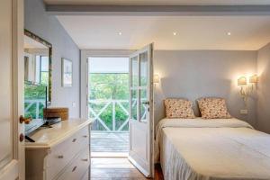 a bedroom with a bed and a door to a balcony at Onde blu in Marina di Campo