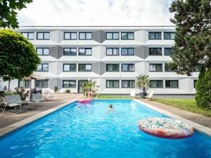 Bazén v ubytovaní Ibis Styles Linz alebo v jeho blízkosti