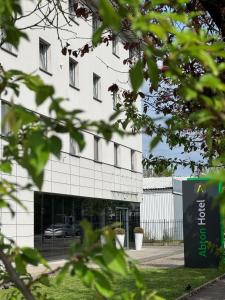 Budynek, w którym mieści się hotel