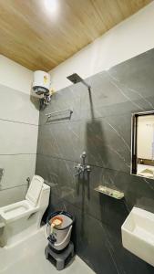 a bathroom with a toilet and a sink at Hotel Pushkar Town in Pushkar