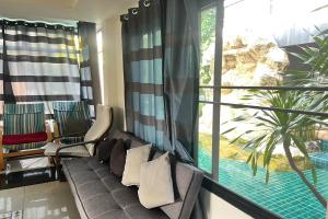 Istumisnurk majutusasutuses BKL Pool Villa Pattaya