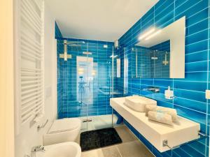Koupelna v ubytování 223 Seafront Apartment with Beach Access in Baja Sardinia - by Coral Property + 26 fotografií