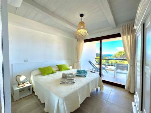 Postel nebo postele na pokoji v ubytování 223 Seafront Apartment with Beach Access in Baja Sardinia - by Coral Property