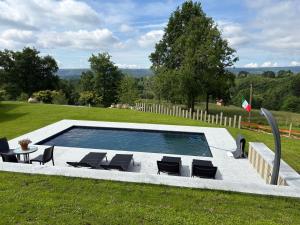 Bazén v ubytovaní cascina serra beb camera BIELMONTE alebo v jeho blízkosti