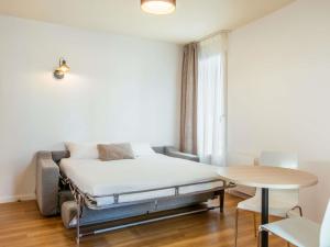 Postel nebo postele na pokoji v ubytování Aparthotel Adagio Access Paris Asnières