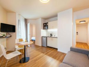 Kuchyň nebo kuchyňský kout v ubytování Aparthotel Adagio Access Paris Asnières
