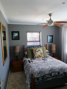 En eller flere senge i et værelse på Somerset west Mountain road cottage