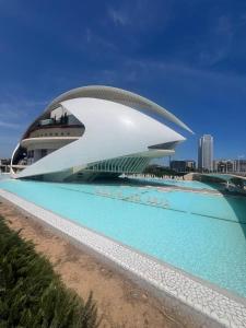 Bazén v ubytování Beach & Arts Hostel Valencia nebo v jeho okolí