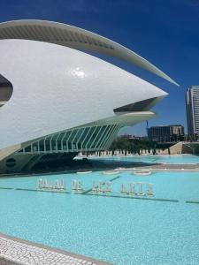 Bazén v ubytování Beach & Arts Hostel Valencia nebo v jeho okolí