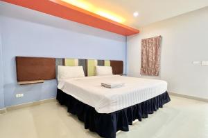 a bedroom with a large bed in a room at Full House Udon in Ban Bo Nam