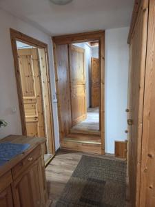 WestoverledingenにあるFerienwohnung Osterendeの木製の床のキッチンとドアのある廊下
