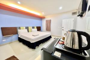 a room with a bed and a tea kettle on a stove at Full House Udon in Ban Bo Nam