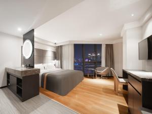 TV a/nebo společenská místnost v ubytování Chongqing Holiday Riverview Hotel